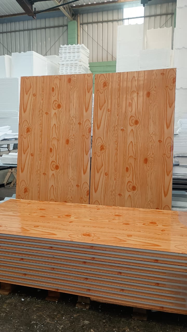 Painel sanduíche com acabamento amadeirado empilhado em estoque